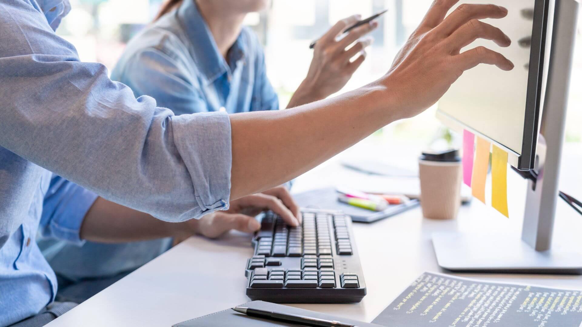 To personer og en datamaskin